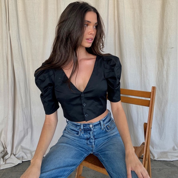 Hi, I’m Giza. Welcome to my closet! - Picture 1 of 1